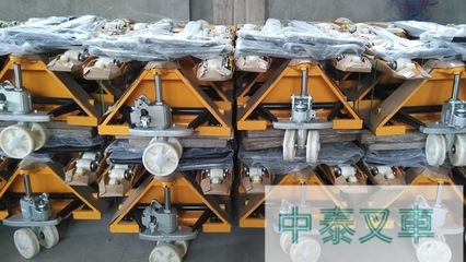 手動(dòng)托盤搬運(yùn)車 經(jīng)濟(jì)實(shí)用的倉(cāng)儲(chǔ)搬運(yùn)利器